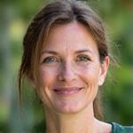 Porträt von Elara Schmidt, einer erfahrenen Yoga-Lehrerin