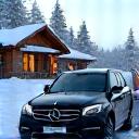 Luxuriöses SUV mit Chauffeur wartet vor einem schneebedeckten Chalet auf Gäste